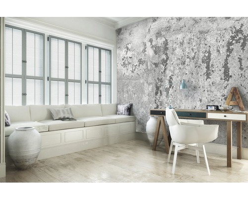 Wohnzimmer mit Fenster, Sitzbank, Schreibtisch und Wandtapete im Betonlook