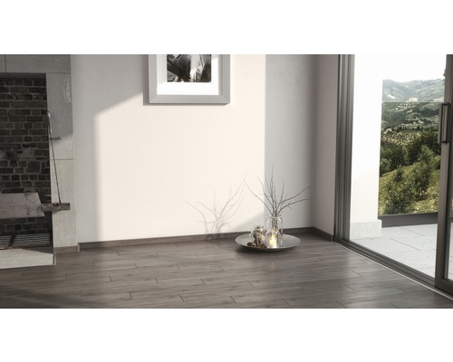 Innenraum mit Holzboden, Kamin und Blick ins Grüne