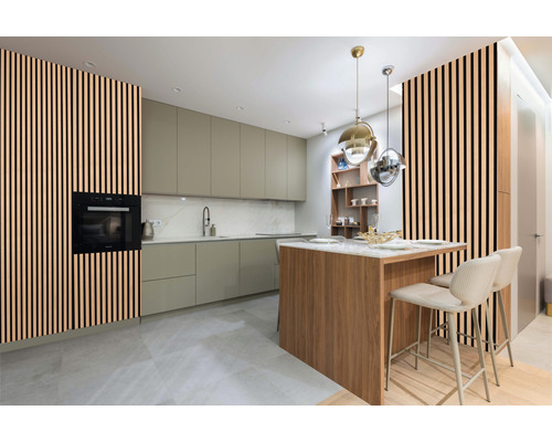 Helle Küche mit Kücheninsel, Hocker und eingebautem Backofen