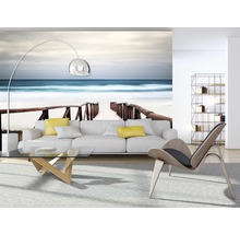 Wohnzimmer mit Fototapete, Sofa, Lampe, Sessel, Couchtisch und Regal