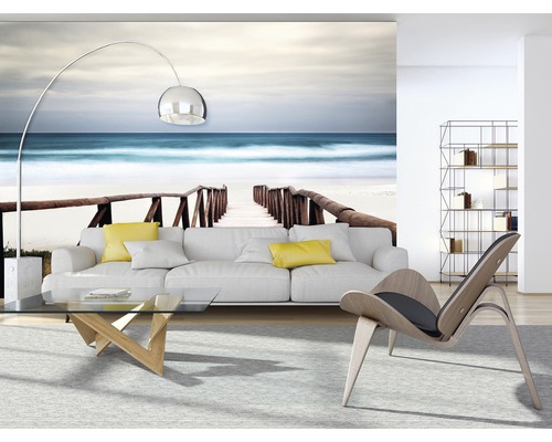 Wohnzimmer mit Fototapete, Sofa, Lampe, Sessel, Couchtisch und Regal