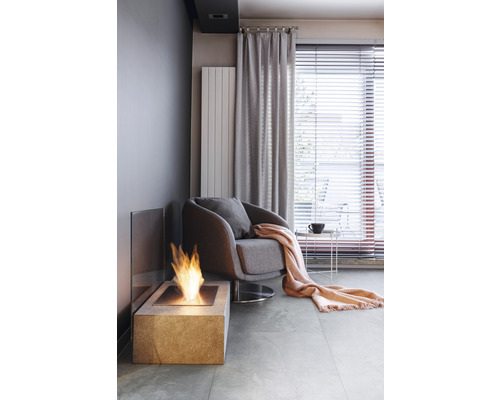 Wohnzimmer mit Bioethanol Kamin, Sessel, Vorhang und Jalousien