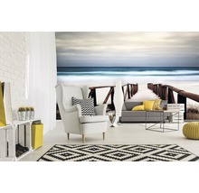 Wohnzimmer mit Strandtapete, Sessel und Sofa