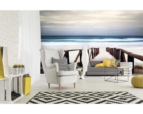 Wohnzimmer mit Strandtapete, Sessel und Sofa