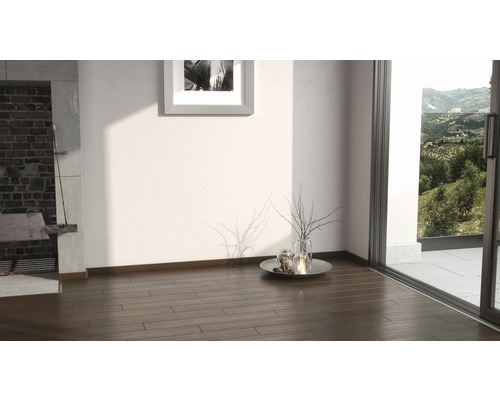 Ein Zimmer mit Holzboden, Fenster und Dekoration