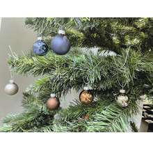 Weihnachtsbaum geschmückt mit verschiedenfarbigen Christbaumkugeln