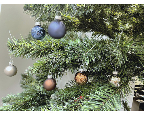 Weihnachtsbaum geschmückt mit verschiedenfarbigen Christbaumkugeln