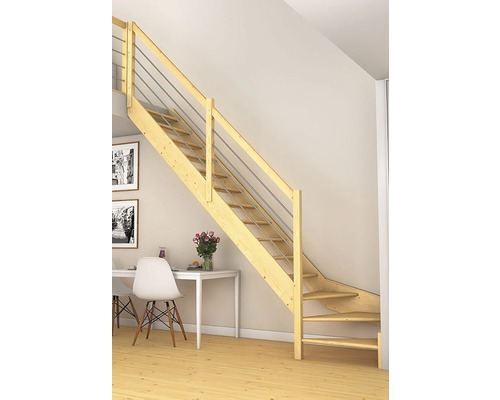 Holztreppe mit Metallgeländer in einem hellen Raum.