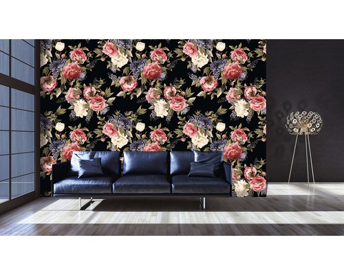 Wohnzimmer mit floraler Tapete, Sofa und Stehlampe