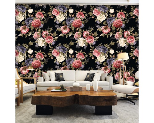Wohnzimmer mit floraler Mustertapete, Sofa und Holztisch