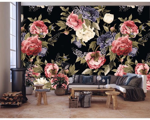 Dekorative Wandgestaltung mit Blumenmuster, Wohnzimmeratmosphäre