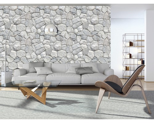 Wohnzimmer mit Steinwandtapete, Sofa, Tisch und Stuhl