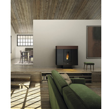 Wohnzimmer mit Pelletofen, Sofa und Holzboden