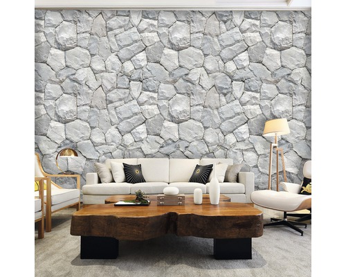 Wohnzimmer mit Steinwandtapete, Sofa und Holztisch