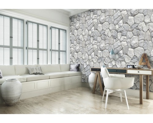 Helles Arbeitszimmer mit Fenster, Sitzbank und Steinwandtapete