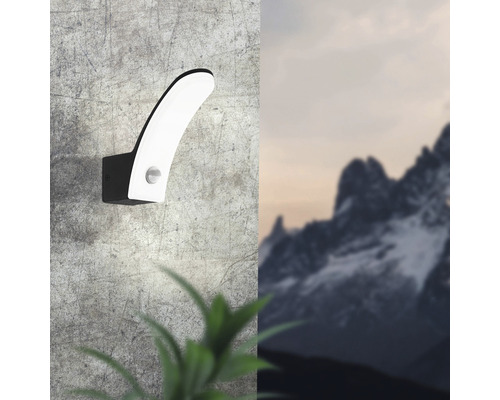 Moderne LED Wandleuchte mit Bewegungsmelder an einer Betonwand