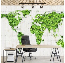 Raum mit Fototapete Weltkarte mit Efeublatt-Design hinter Schreibtisch und Bürostuhl
