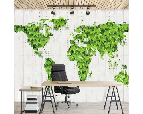 Raum mit Fototapete Weltkarte mit Efeublatt-Design hinter Schreibtisch und Bürostuhl