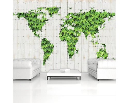 Wohnzimmer mit Weltkarte aus Efeublättern an einer Holzwand