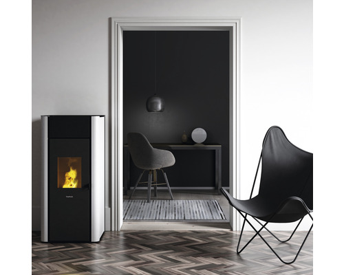 Wohnzimmer mit Pelletofen, Sessel und Schreibtisch