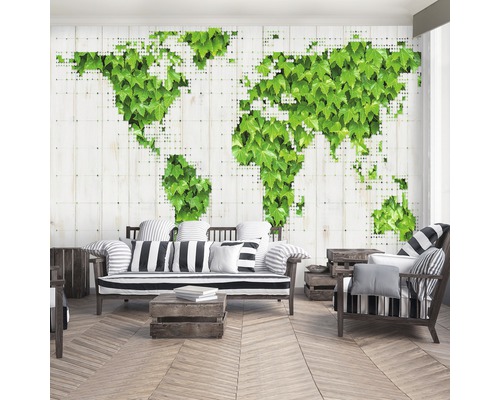 Wohnzimmer mit Weltkarte aus Blättern auf einer Holzwand