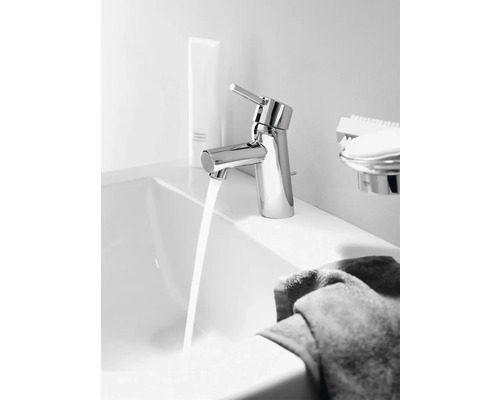 Wasserhahn mit laufendem Wasser im Waschbecken
