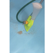 Poolreiniger im Einsatz zur Reinigung eines Pools
