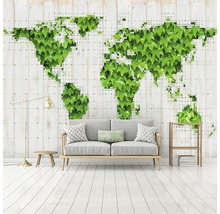 Wohnzimmer mit Weltkarte aus Efeublättern an Holzwand, Sofa, Stehlampe und Regal