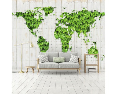 Wohnzimmer mit Weltkarte aus Efeublättern an Holzwand, Sofa, Stehlampe und Regal