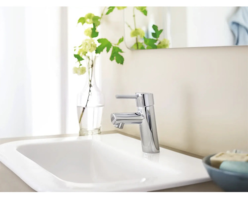 Modernes Badezimmer mit Waschtisch, Armatur und Dekoration
