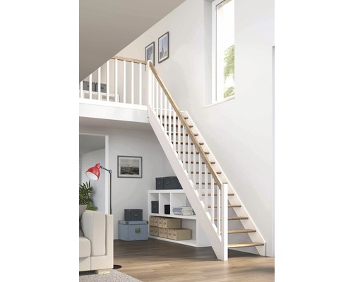 Raumansicht mit Treppe mit Stauraumregal, Holzstufen und weißem Geländer