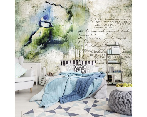 Dekoratives Schlafzimmer mit Wandbild mit Vogel- und Schriftmotiven.