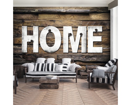 Wohnzimmer mit Holzwand-Tapete und Schriftzug HOME