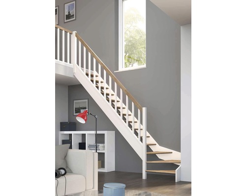 Treppe mit Holzstufen, weißem Geländer und Handlauf in einem Wohnraum