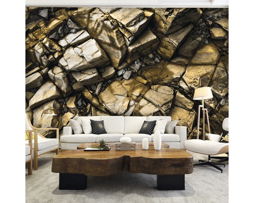Wohnzimmer mit Fototapete in Steinoptik, Sofa und Holztisch