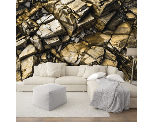 Wohnzimmer mit Steinwandtapete und hellem Sofa