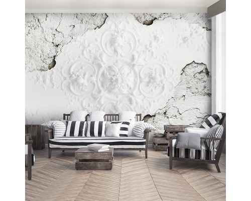 Wohnzimmer mit weißer Tapete im Stuckdesign und Möbeln im Vintage-Stil