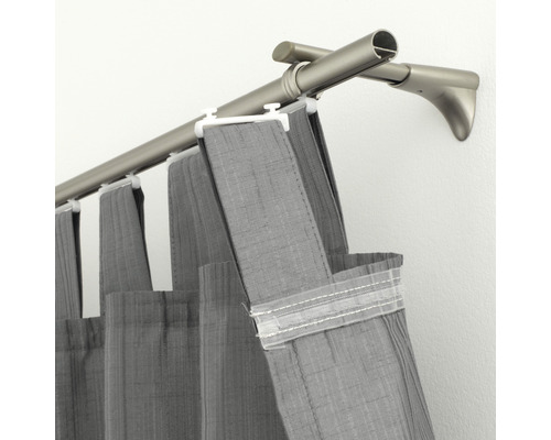 Gardinenstange mit grauen Vorhängen und Aufhängung