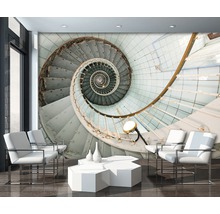 Wohnraum mit spiralförmiger Treppe als Wandmotiv, weißen Stühlen und Couchtisch