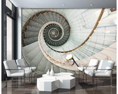 Wohnraum mit spiralförmiger Treppe als Wandmotiv, weißen Stühlen und Couchtisch