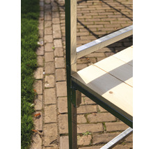 Detailansicht eines Gartenhauses mit Holzregal und Metallrahmen