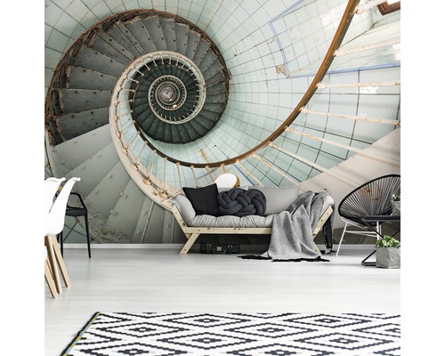 Wohnraum mit Fototapete einer Wendeltreppe