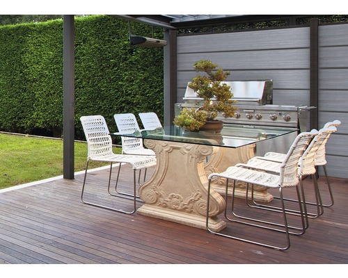 Außenbereich mit Gartentisch mit Glasplatte, Gartenstühlen, Grill und Bonsai-Baum