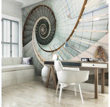 Wohnraum mit Fototapete, die eine Wendeltreppe zeigt.