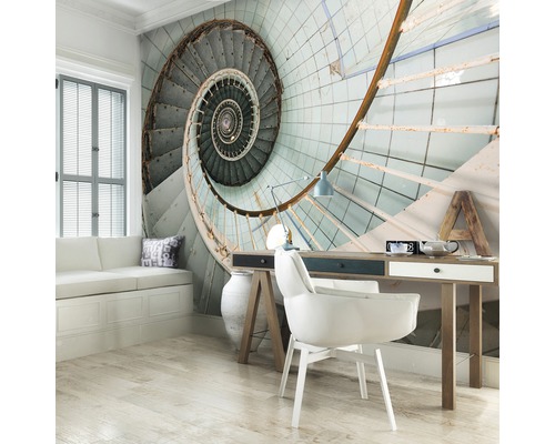 Wohnraum mit Fototapete, die eine Wendeltreppe zeigt.