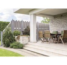Terrasse mit Holzzaun, Steintisch und Stühlen
