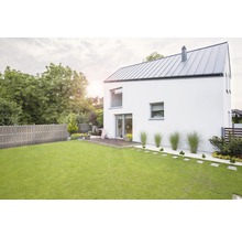 Ansicht eines modernen Hauses mit Garten, Rasen und Holzzaun