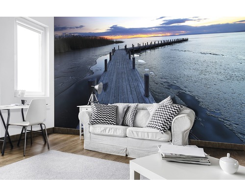 Wohnzimmer mit Fototapete eines Stegs am See bei Sonnenuntergang