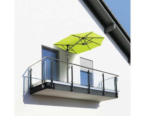 Balkon mit Glasgeländer und rechteckigem Sonnenschirm