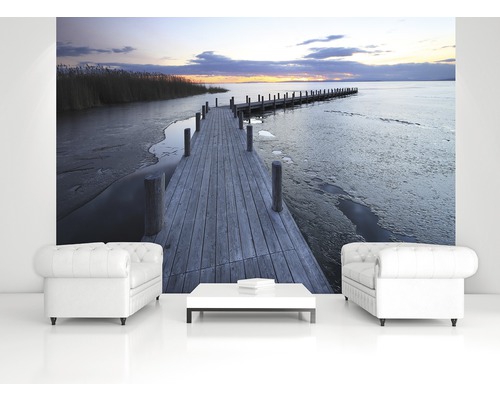 Wandbild mit einem Steg über einen zugefrorenen See im Wohnzimmer